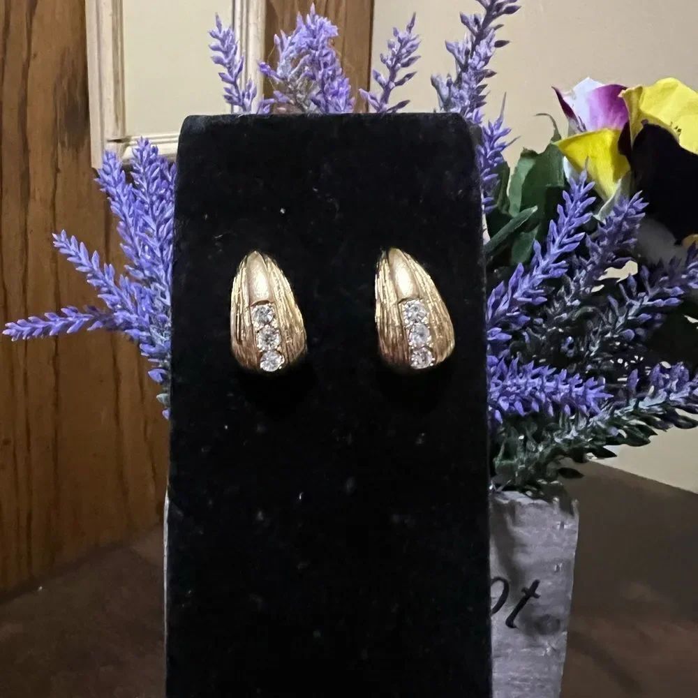 VINTAGE SARAH COVENTRY GOLD EARRINGS WITH RHINESTONES
